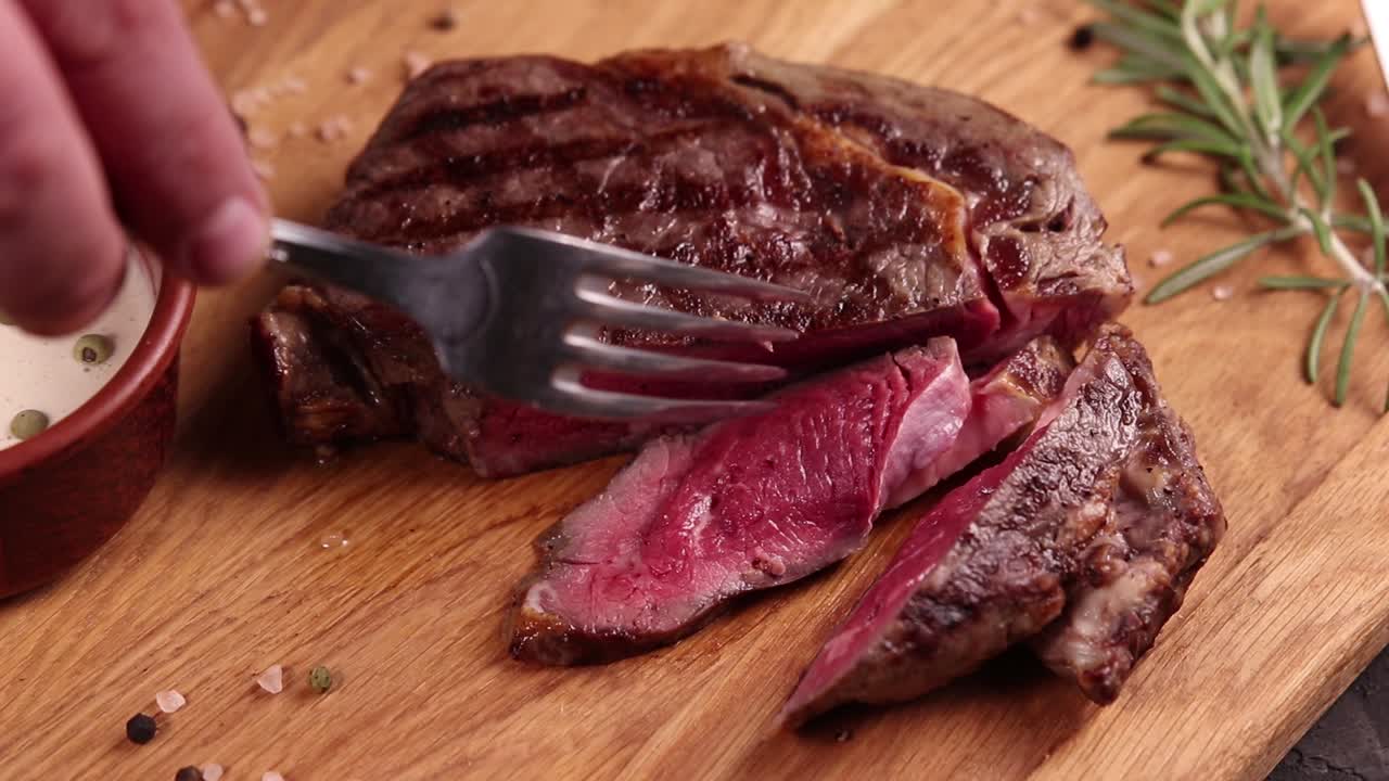 크림 소스와 함께 그릴 리브 아이 스테이크