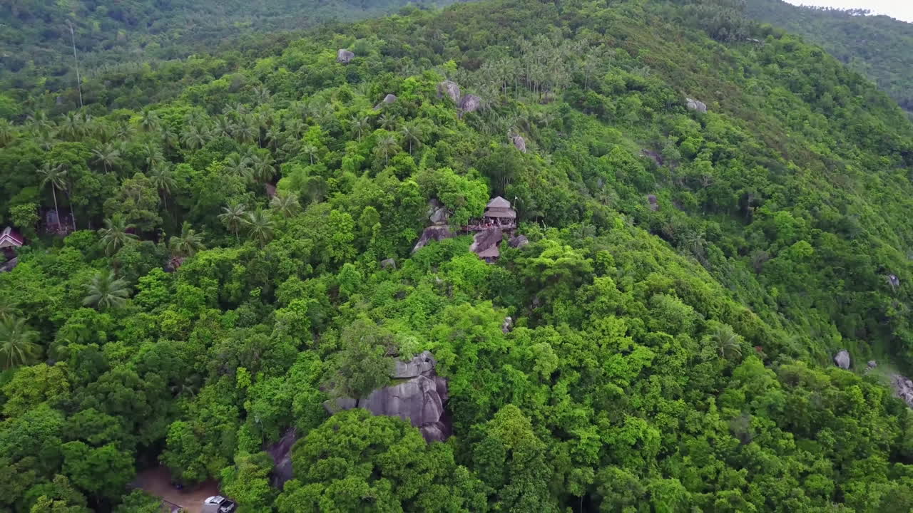 vista aérea de la montaña, una selva tropical y una casa tropical
