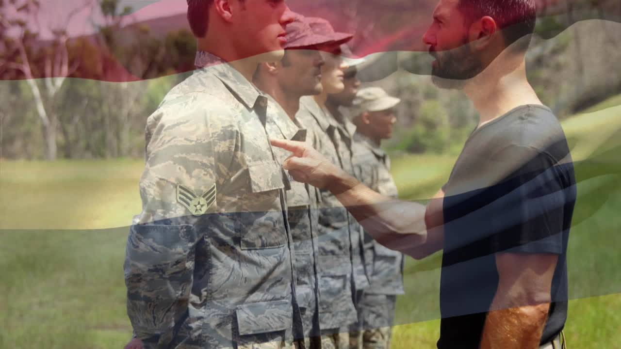 анимация флага нидерландов, размахивающего над кавказскими солдатами