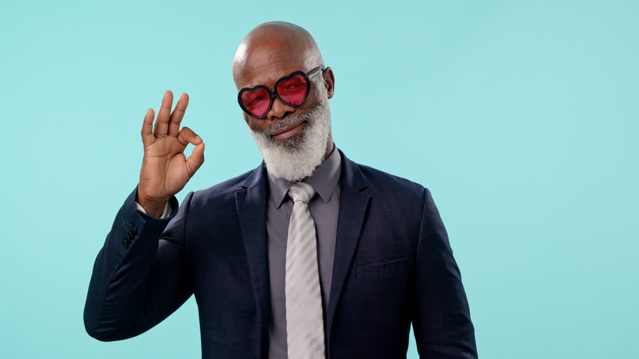 사업가, 오케이 상징과 미소와 함께 스튜디오