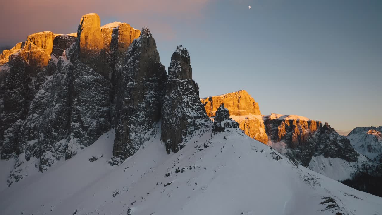 무인 항공기는 황혼에 토리 델 셀라 근처의 셀라 패스 위로 떠오른다.