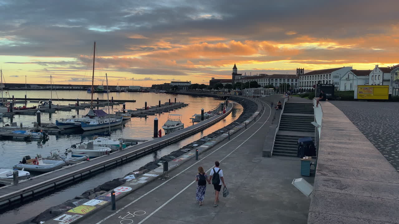 colorido cielo naranja sobre el centro de la ciudad de ponta delgada en las azores