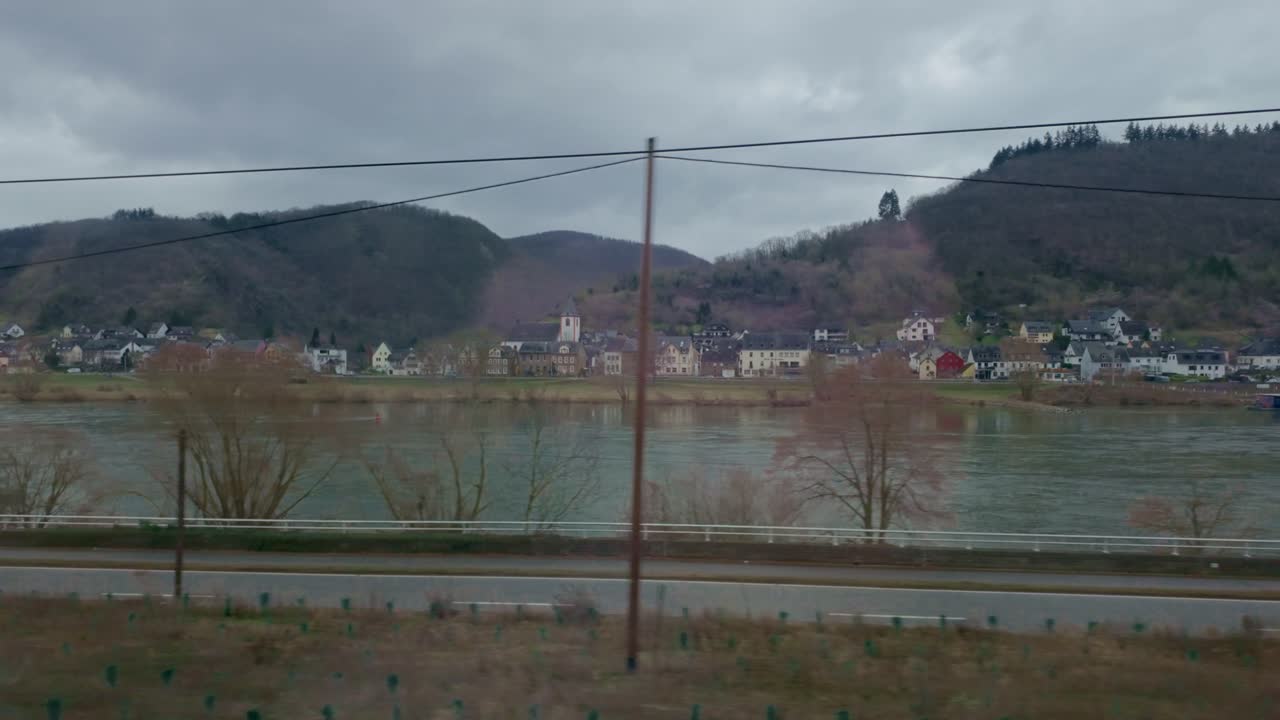 른에서 룩부르크까지의 경치 좋은 열차 여행을 열차 창문으로