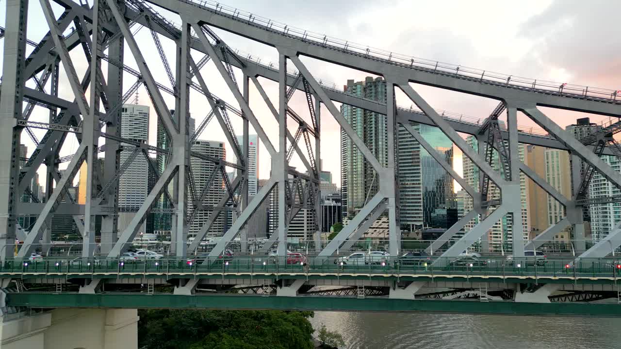 오스트레일리아 즐랜드 주 브리즈번의 스토리 브릿지에서 남쪽으로 향하는 교통