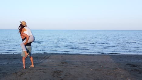 Paar-Huckepack-Und-Spaß-Im-Urlaub-Am-Strand-Bei-Sonnenuntergang