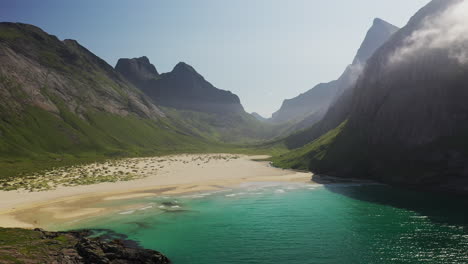 Toma-Cinematográfica-De-Un-Dron-Giratorio-De-La-Playa-De-Horseid-Con-Agua-Azul-Turquesa-Y-Playa-Privada.