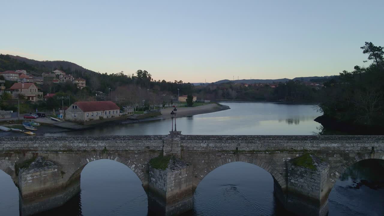 se capturó un hermoso video donde un río es forzado a través de una brecha estrecha en las rocas y tiene un puente en el medio