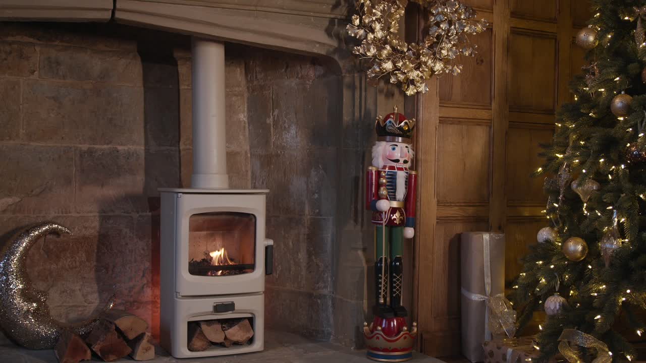 크리스마스 장식 된 라운지 에서 불타는 스토브