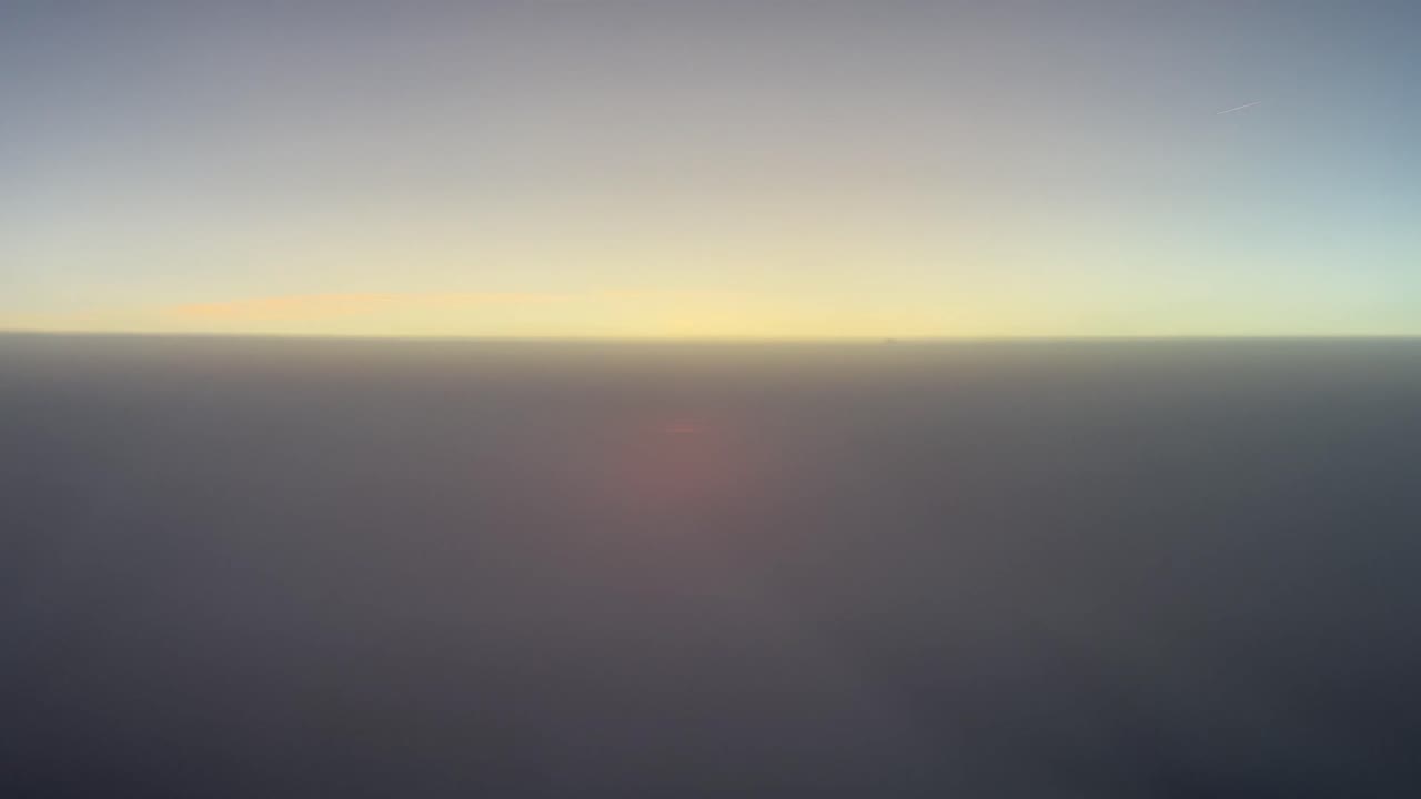 강렬한 오렌지색 태양과 함께 두 층의 구름 사이를 날아다니는 제트기의 조종사들이 보는 멋진 일몰