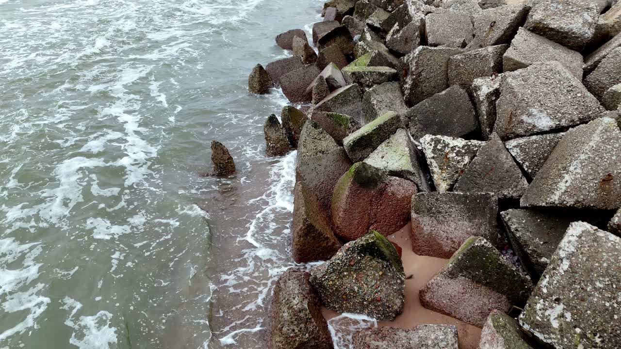 해안 침식 인공 완충 구역은 해안을 침식과 강한 파도로부터 보호합니다.