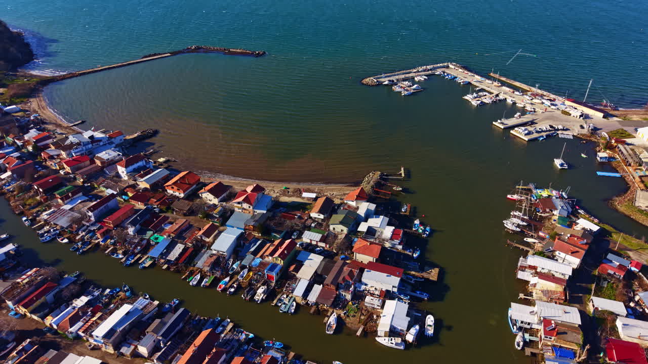 Vista di barche e case lungo l'acqua in una località costiera di giorno