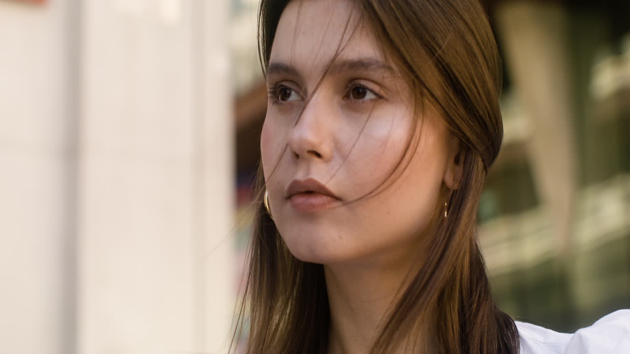 vista de cerca de una joven mujer caucásica