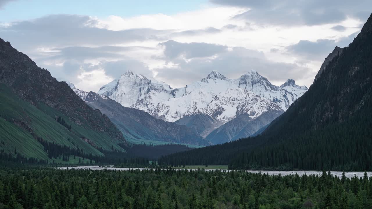 montañas y árboles. fotografía en lapso de tiempo en xiate, xinjiang, china.