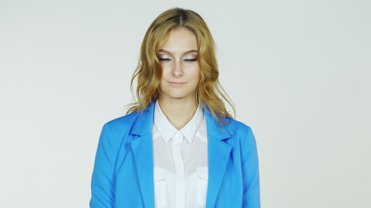 студентка держит стопку учебников и тетрадей улыбается hd видео