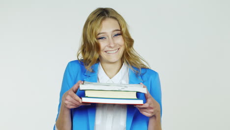 estudiante sosteniendo una pila de libros de texto y libros de ejercicios sonriendo video hd