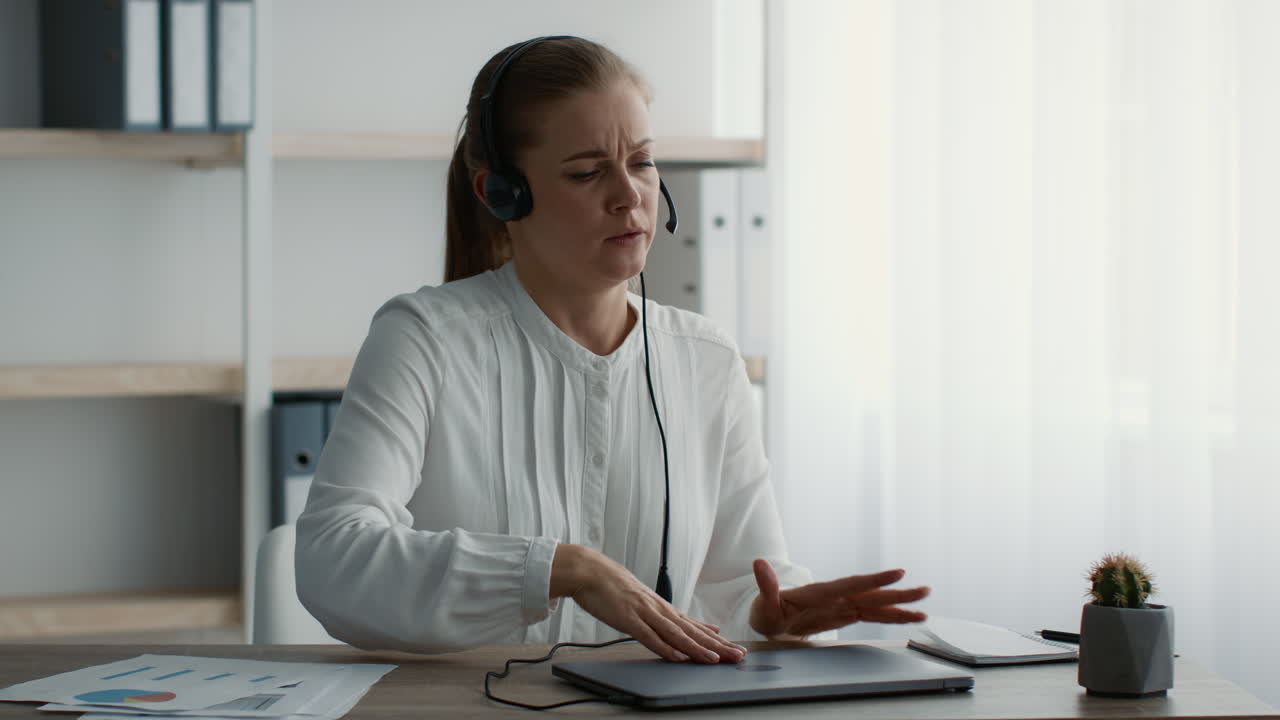 Donna in videochiamata, stressata