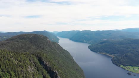 Antena-4k:-Increíble-Paisaje-De-Las-Tierras-Altas-De-Noruega,-Lago-Bandak-En-El-Valle-De-La-Montaña