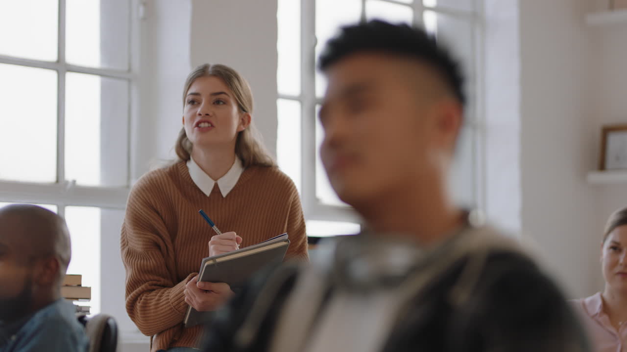 equipo de negocios creativo reunión jóvenes desarrolladores de software brainstorming solución de diseño para aplicaciones móviles compartir ideas con un trabajo en equipo exitoso