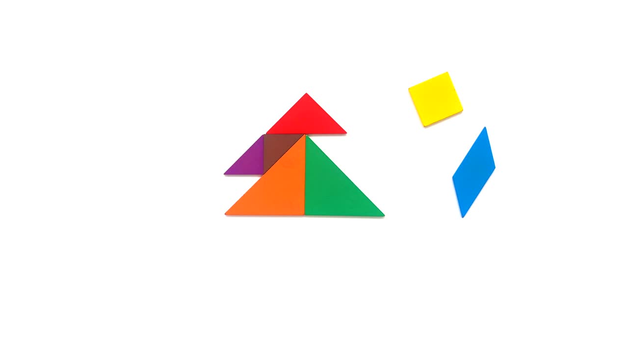 탕그람은 크리스마스 트리 모양의 나비, 고기, 파이곤, 그리고 색의 천사입니다.