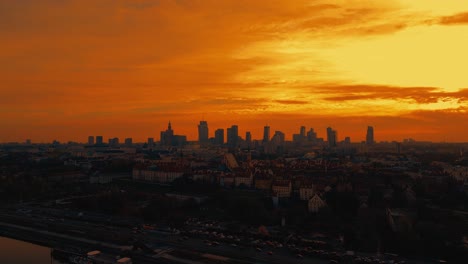 Hermosa-Vista-Panorámica-De-La-Puesta-De-Sol-Del-Horizonte-De-Drones-Aéreos-Del-Centro-De-La-Ciudad-De-Varsovia-Con-Rascacielos-De-La-Ciudad-De-Varsovia-Y-El-Casco-Antiguo-De-Varsovia-Con-Una-Plaza-Del-Mercado-Y-Una-Estatua-De-Sirena,-Polonia,-Ue