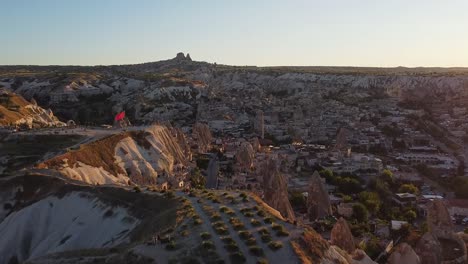 Vista-Aérea-De-Drones-Desde-El-Mirador-Sobre-La-Ciudad-De-Göreme-En-Capadocia-Durante-La-Puesta-De-Sol