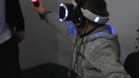 Junge-Spielt-Virtual-Reality-Spiel.-Zukunfts-Technologie.-Videospiel-Spielen