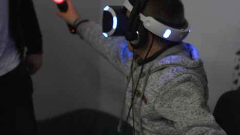 un niño juega un juego de realidad virtual. tecnología del futuro. juego de videojuegos.