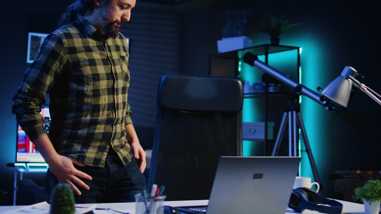 empleado remoto llegando a una elegante oficina de apartamento, comenzando el trabajo