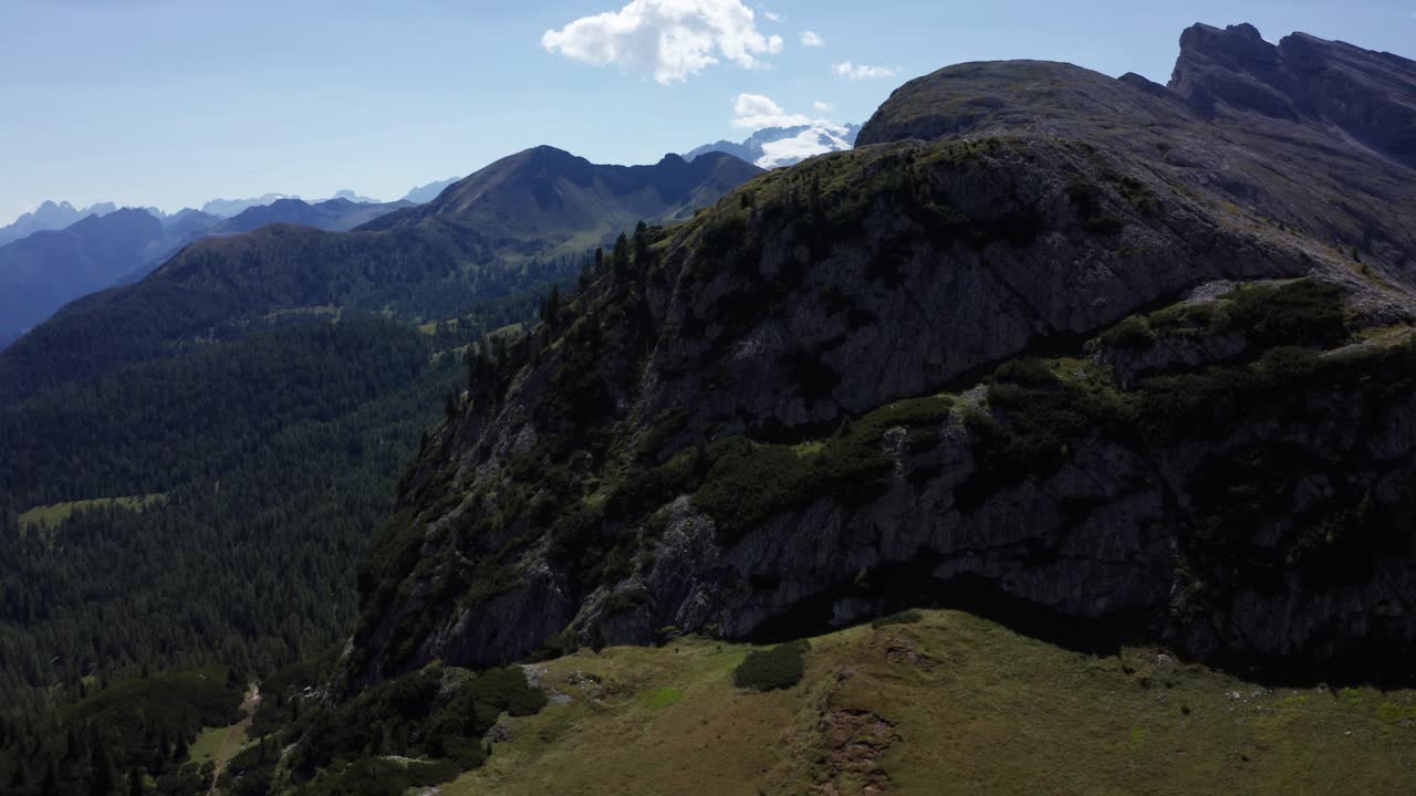 toma panorámica aérea de la cordillera con árboles forestales, revelando la montaña marmolada