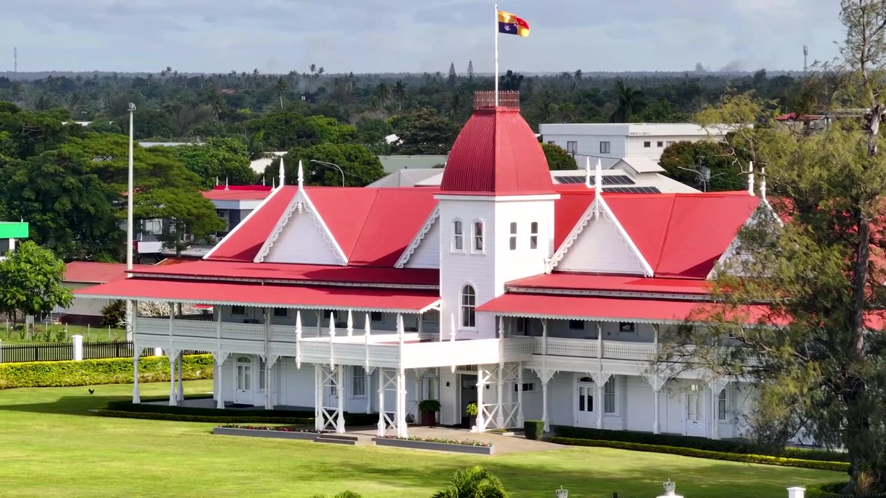 Istana Kerajaan Raja dengan bendera di Tonga. Pemandangan udara indah bangunan tengara bersejarah, Nukualofa.