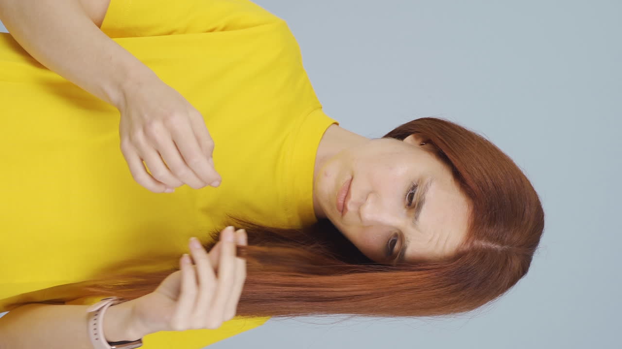 머리카락 골절의 수직 비디오.