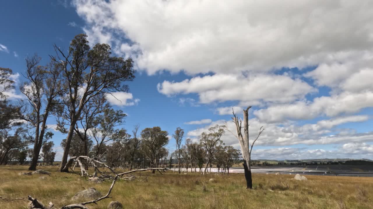 nubes que se mueven sobre un paisaje rural tranquilo