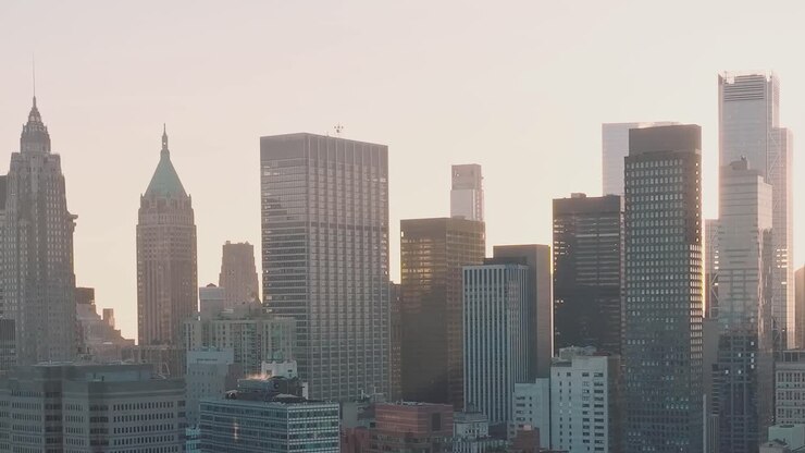 O horizonte da cidade ao nascer do sol