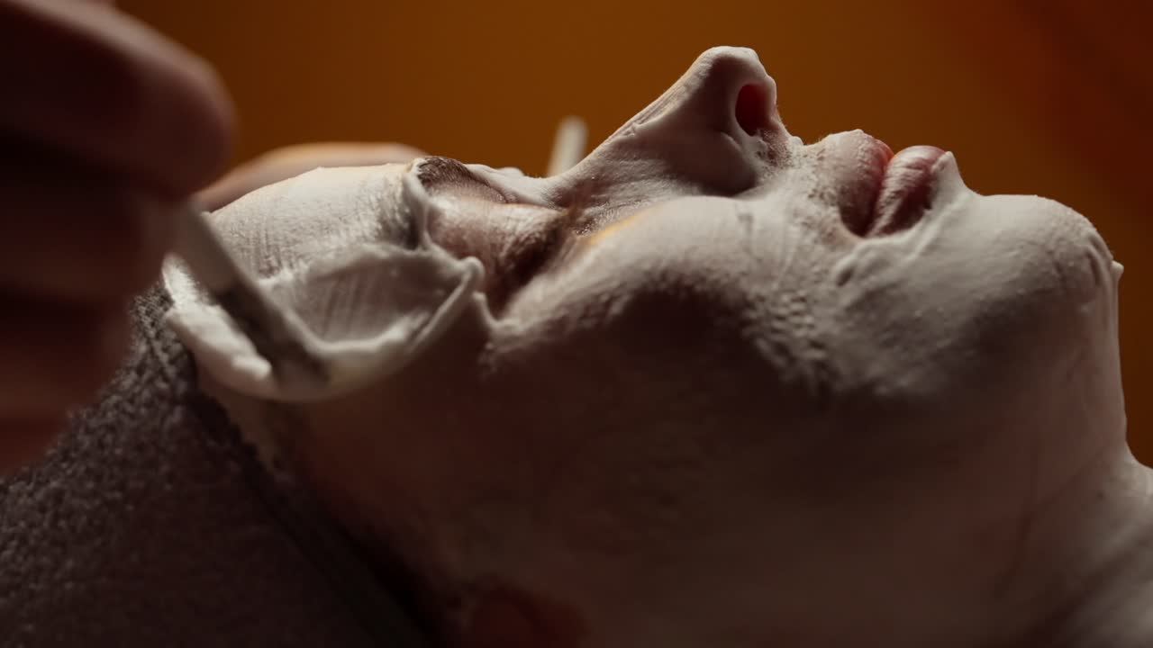 Primo piano di donna che riceve un trattamento maschera viso in una spa