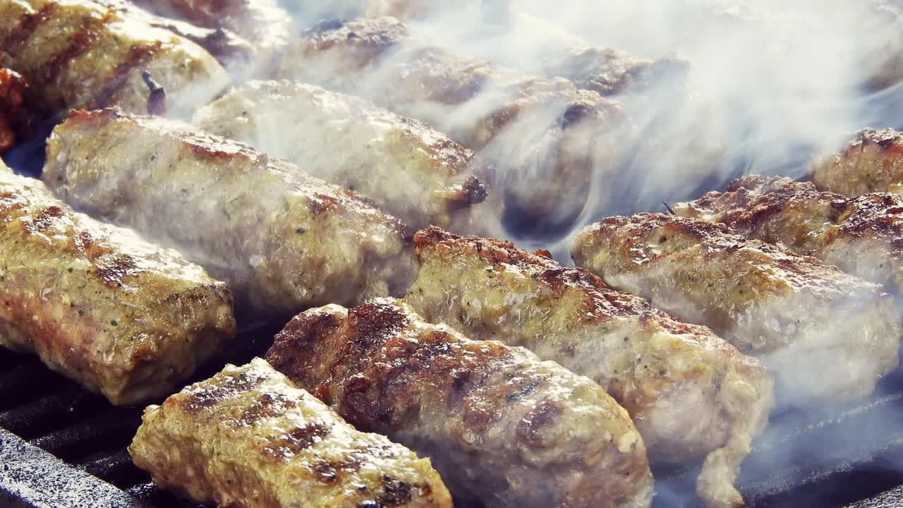 그릴에 있는 전통 음식 미트볼 "mici"