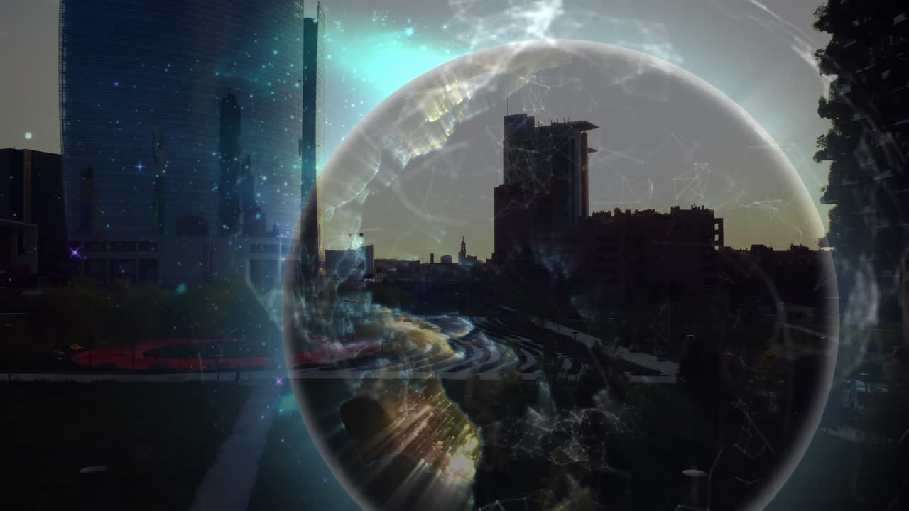 animación de un globo giratorio con una red brillante de conexiones sobre el paisaje urbano del atardecer