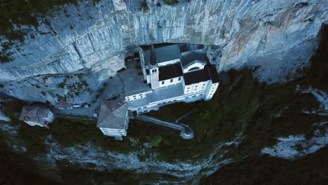 Vista-De-Drones-Inclinada-Hacia-Arriba-De-La-Madonna-Della-Corona-En-El-Norte-De-Italia