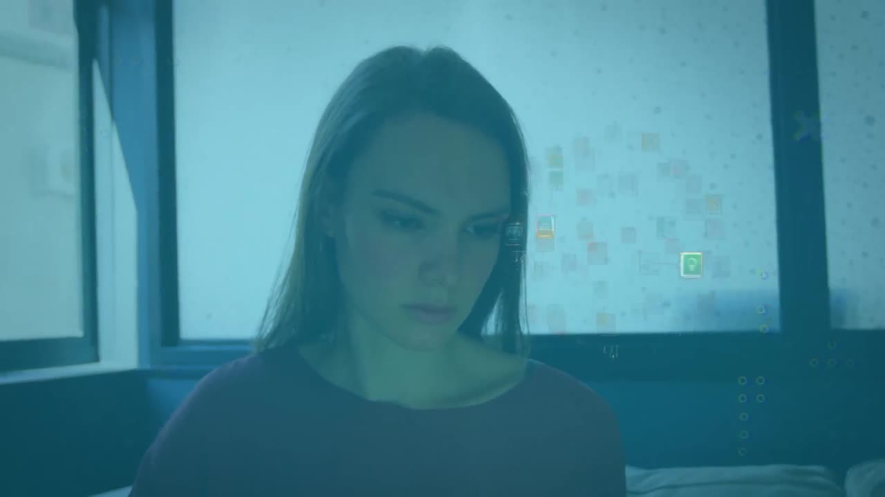 animación de una red de conexiones e iconos de medios sobre una mujer de negocios en un escritorio usando una computadora