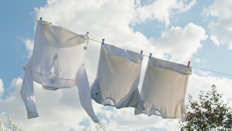 la ropa se seca en una cuerda de ropa