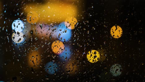 paisaje urbano de una noche lluviosa a través de una ventana