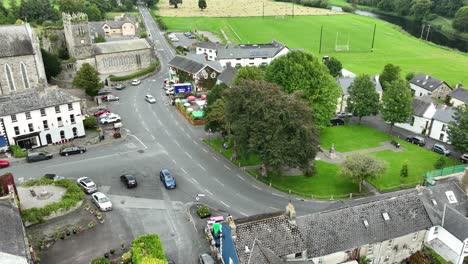 Kilkenny,-Irlanda,-La-Plaza-Del-Pueblo-Inistoige-En-Una-Tranquila-Mañana-De-Verano