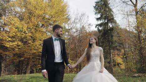 Recién-Casados.-Novio-Caucásico-Con-Novia-En-El-Parque.-Pareja-De-Novios.-Familia-Feliz