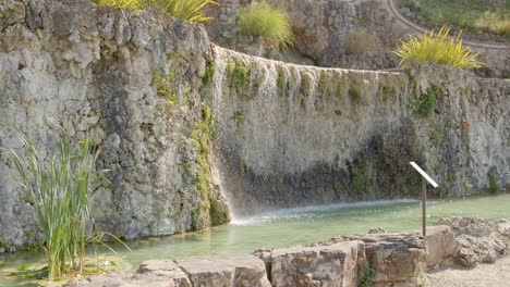 El-Agua-Se-Escurre-Por-Una-Fuente-De-Piedra-Natural