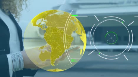 animación del globo y procesamiento de datos sobre una mujer de negocios caucásica que usa un teléfono inteligente