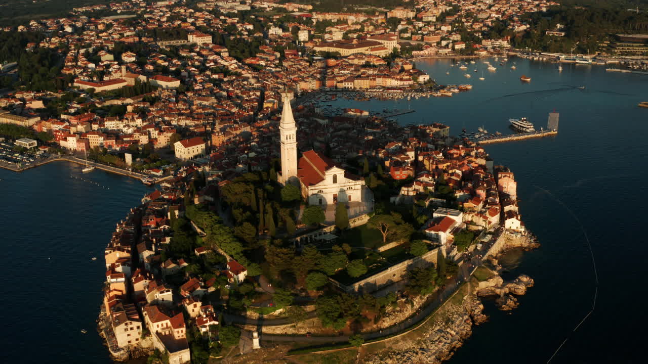 해질 무렵 크로아티아 이스트리아 지역의 아드리아 해 옆에 있는 멋진 로비니 마을의 공중 전망