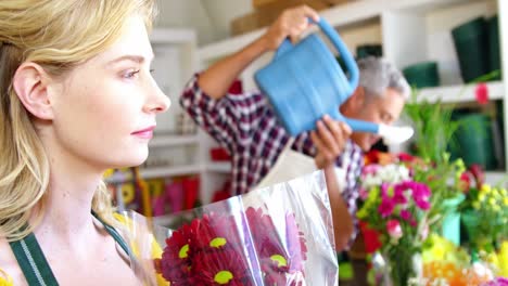 hermosa florista mujer que huele a ramo de flores