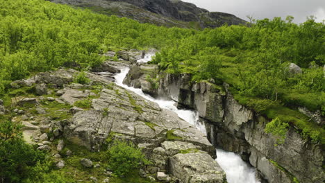 agua en cascada y fluyendo sobre el arroyo hydalen por el paso montañoso en hemsedal, noruega