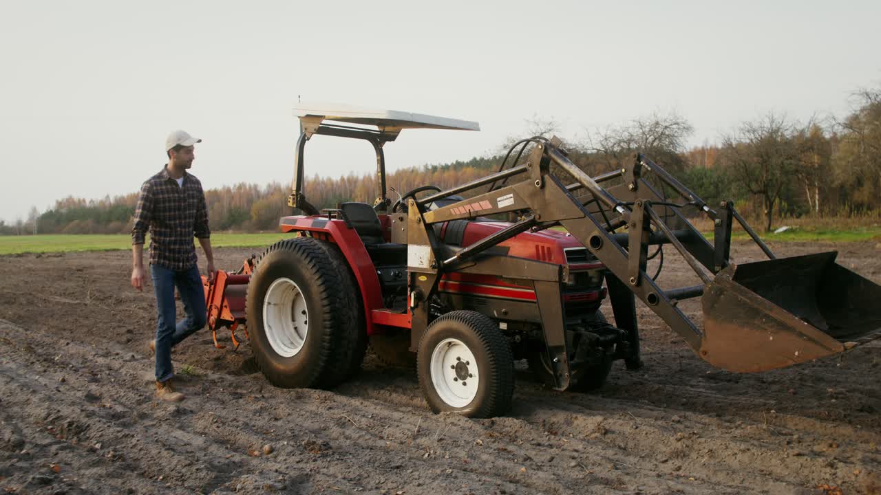 agricultor que trabaja con tractor en el campo