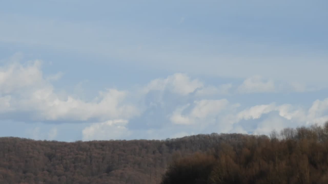 빠른 구름 형성으로 봄 시즌에 구름 시간 경과