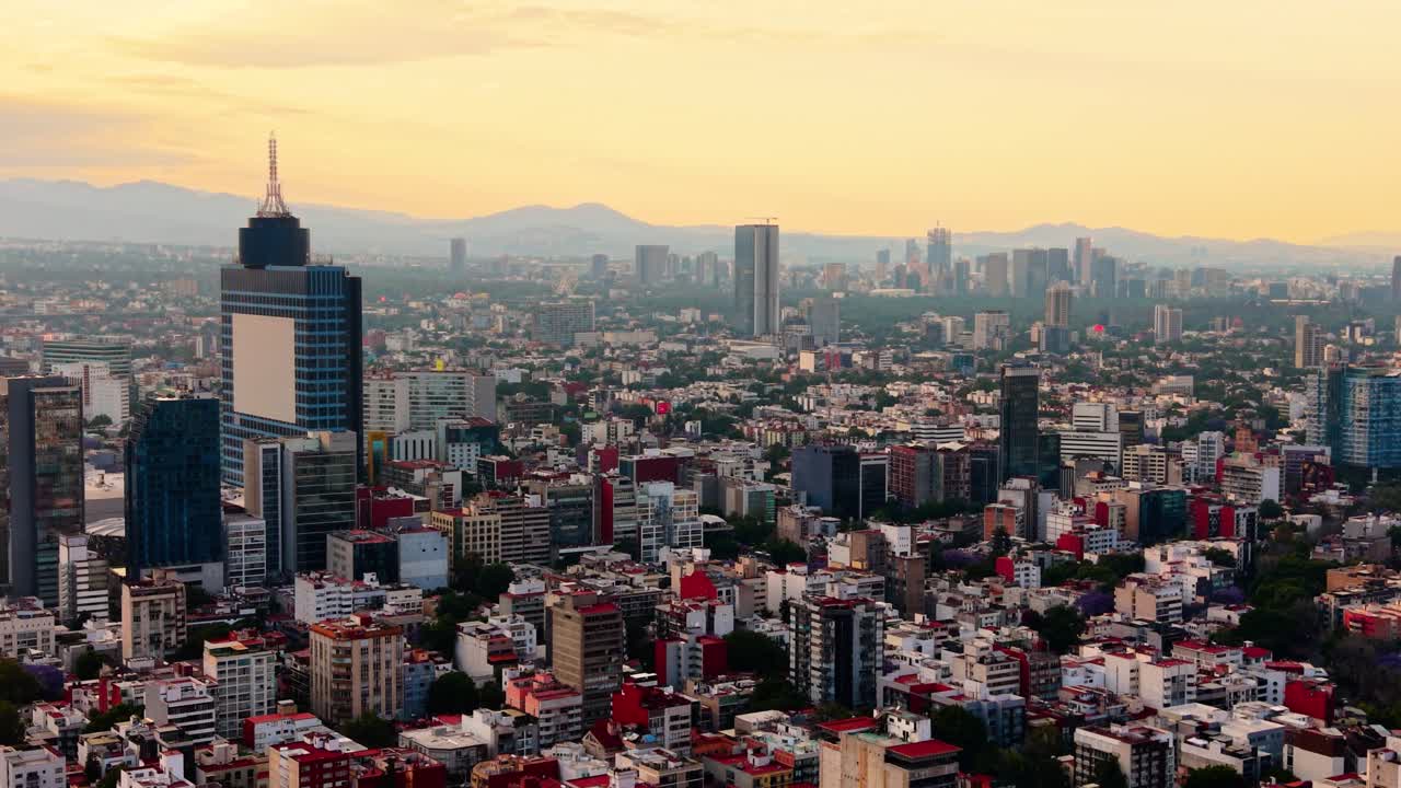 Gün batımında WTC binasını içeren CDMX drone görüntüleri.